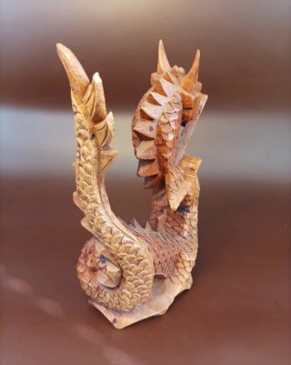 Dragón tallado artesanalmente en maderaaciza