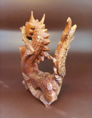 Dragón tallado artesanalmente en maderaaciza
