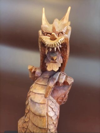 Dragón tallado artesanalmente en maderaaciza