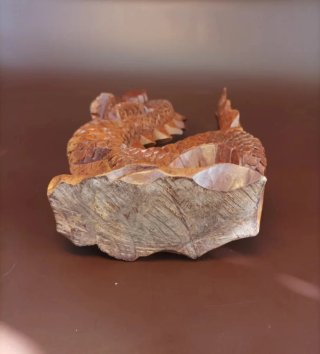 Dragón tallado artesanalmente en maderaaciza