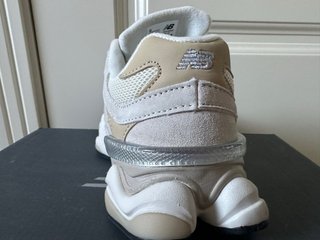 New Balance 9060 Beige/Blanco