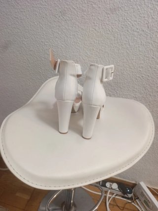 Zapatos de tacón blancos