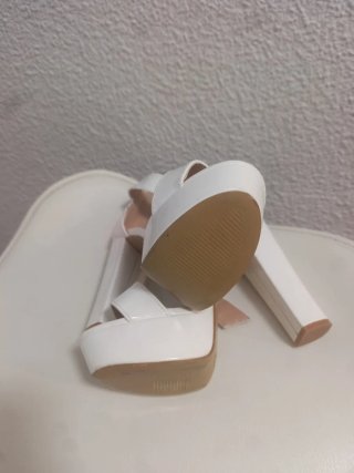 Zapatos de tacón blancos
