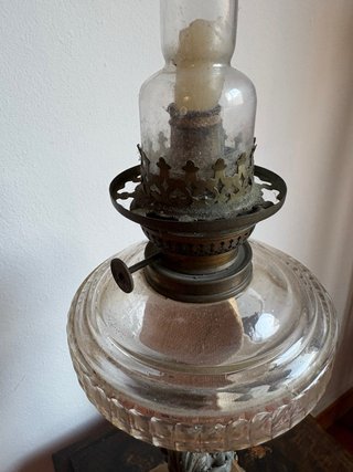 Quinqué antiguo de cristal y metal