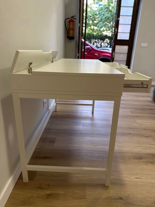 IKEA- Escritorio blanco con 2 cajones.