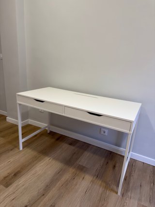 IKEA- Escritorio blanco con 2 cajones.