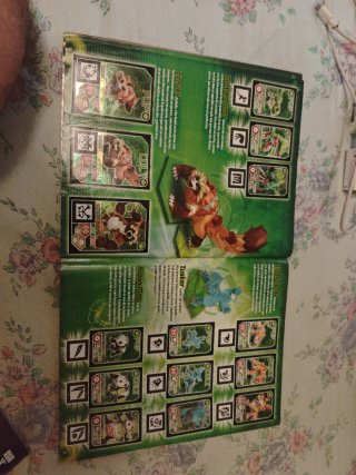 Álbum Invizimals Evolution Incompleto
