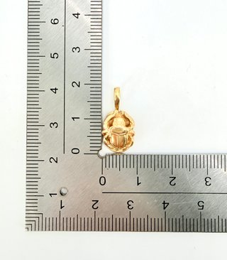 Colgante Escarabajo de oro de 18k, 1.22 g.