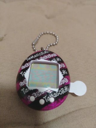 Tamagotchi rosa y negro con llavero