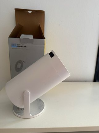 Mini proyector LED gris y blanco