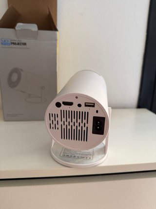 Mini proyector LED gris y blanco