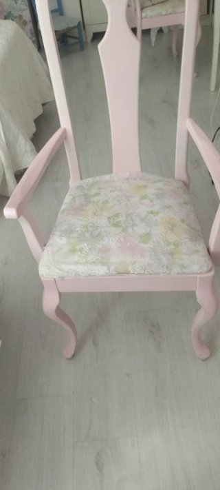 6Silla rosa con brazos y sin brazos con tono rosa