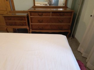 Cómoda de madera con espejo + mesitas a juego