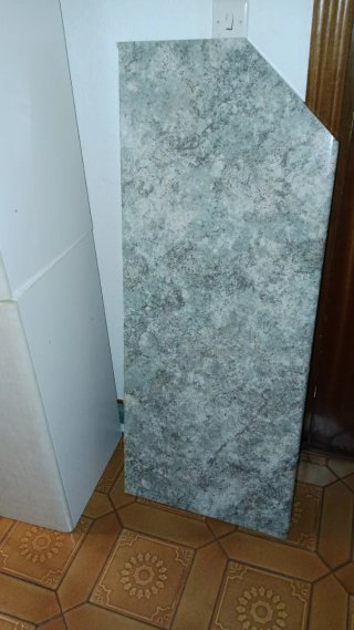 Armario bajo cocina blanco con tiradores verdes