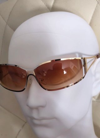 Gafas de sol doradas y marrones