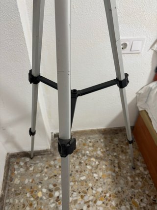 Telescopio con trípode plateado