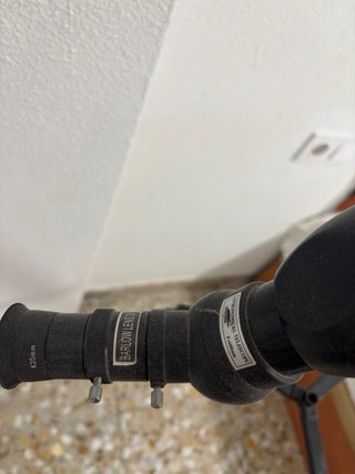 Telescopio con trípode plateado