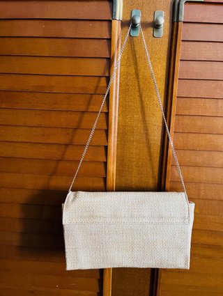Bolso pequeño blanco de verano con cadena