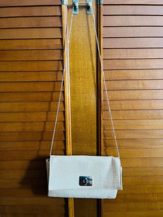 Bolso pequeño blanco de verano con cadena
