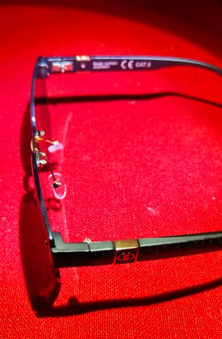Gafas de sol negras y grises