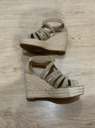 Sandalias cuña Michael Kors doradas