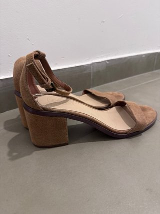 Sandalias tacón piel ante marrón