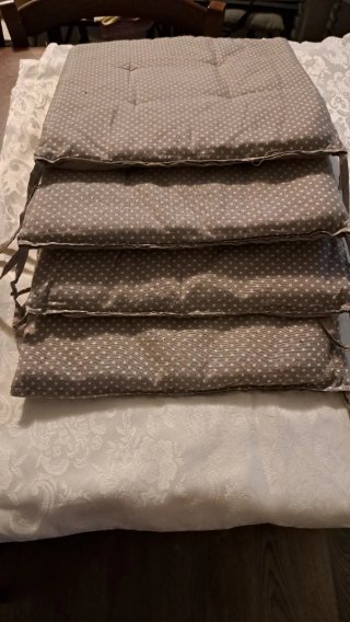 Cuscini coprisedia pois beige e bianchi