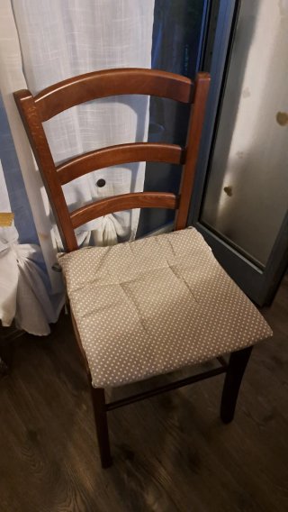 Cuscini coprisedia pois beige e bianchi