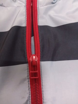 Parka Quiksilver rayas gris y rojo