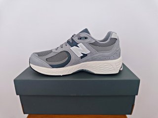 NEW BALANCE 2002R