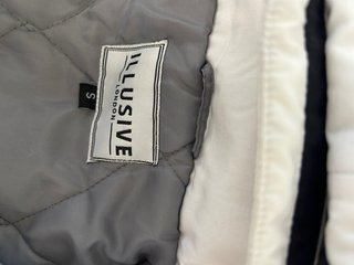 Sudadera Illusive London Plumas Verde y Blanco