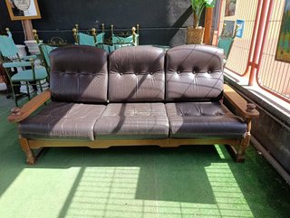 CONJUNTO DE SALON SOFÁ Y SILLÓN MADERA Y PIEL