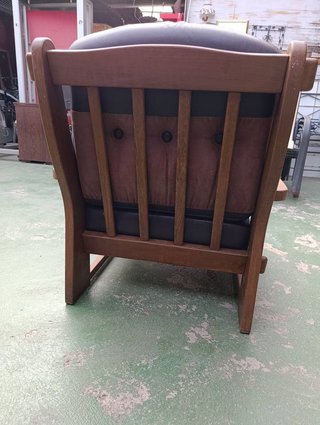 CONJUNTO DE SALON SOFÁ Y SILLÓN MADERA Y PIEL