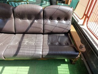 CONJUNTO DE SALON SOFÁ Y SILLÓN MADERA Y PIEL