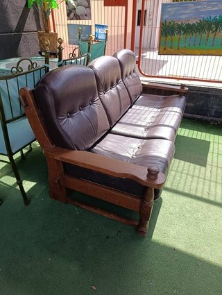 CONJUNTO DE SALON SOFÁ Y SILLÓN MADERA Y PIEL