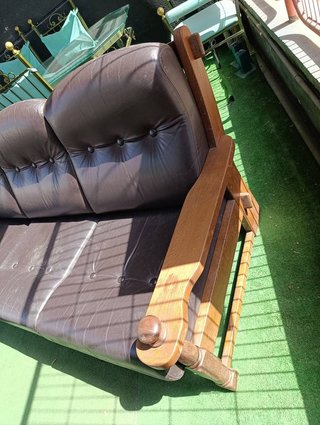 CONJUNTO DE SALON SOFÁ Y SILLÓN MADERA Y PIEL