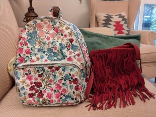 Mochila floral y bolso flecos rojo