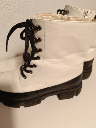 Botas de mujer blancas y negras