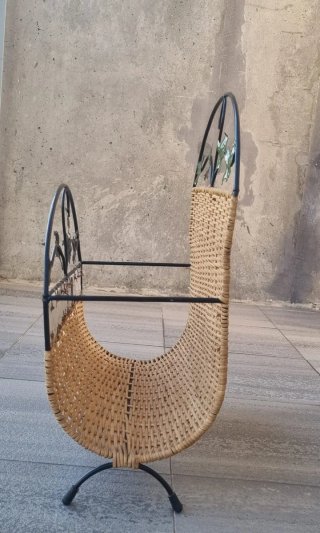 Revistero de mimbre y metal con detalles de azules