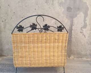 Revistero de mimbre y metal con detalles de azules