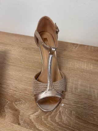 Tacones champagne con pedrería