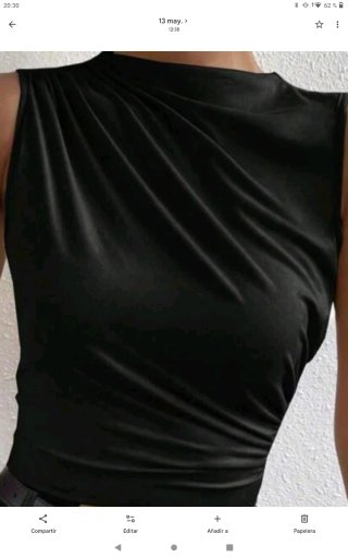 Camiseta negra fruncida