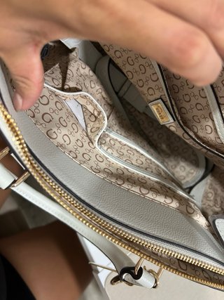 Bolso Guess Blanco y Dorado