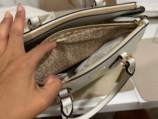 Bolso Guess Blanco y Dorado