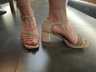 Sandalias doradas tacón adornos strass