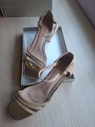Sandalias doradas tacón adornos strass