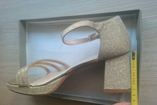 Sandalias doradas tacón adornos strass