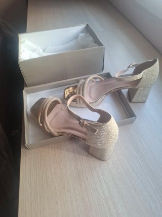 Sandalias doradas tacón adornos strass