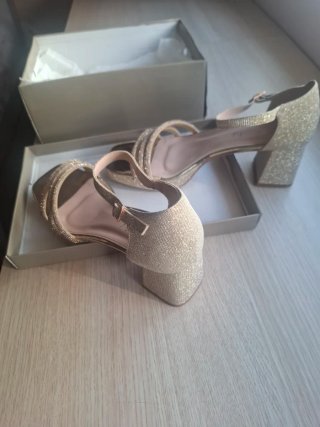Sandalias doradas tacón adornos strass
