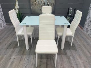 Mesa cristal con 4 sillas blancas